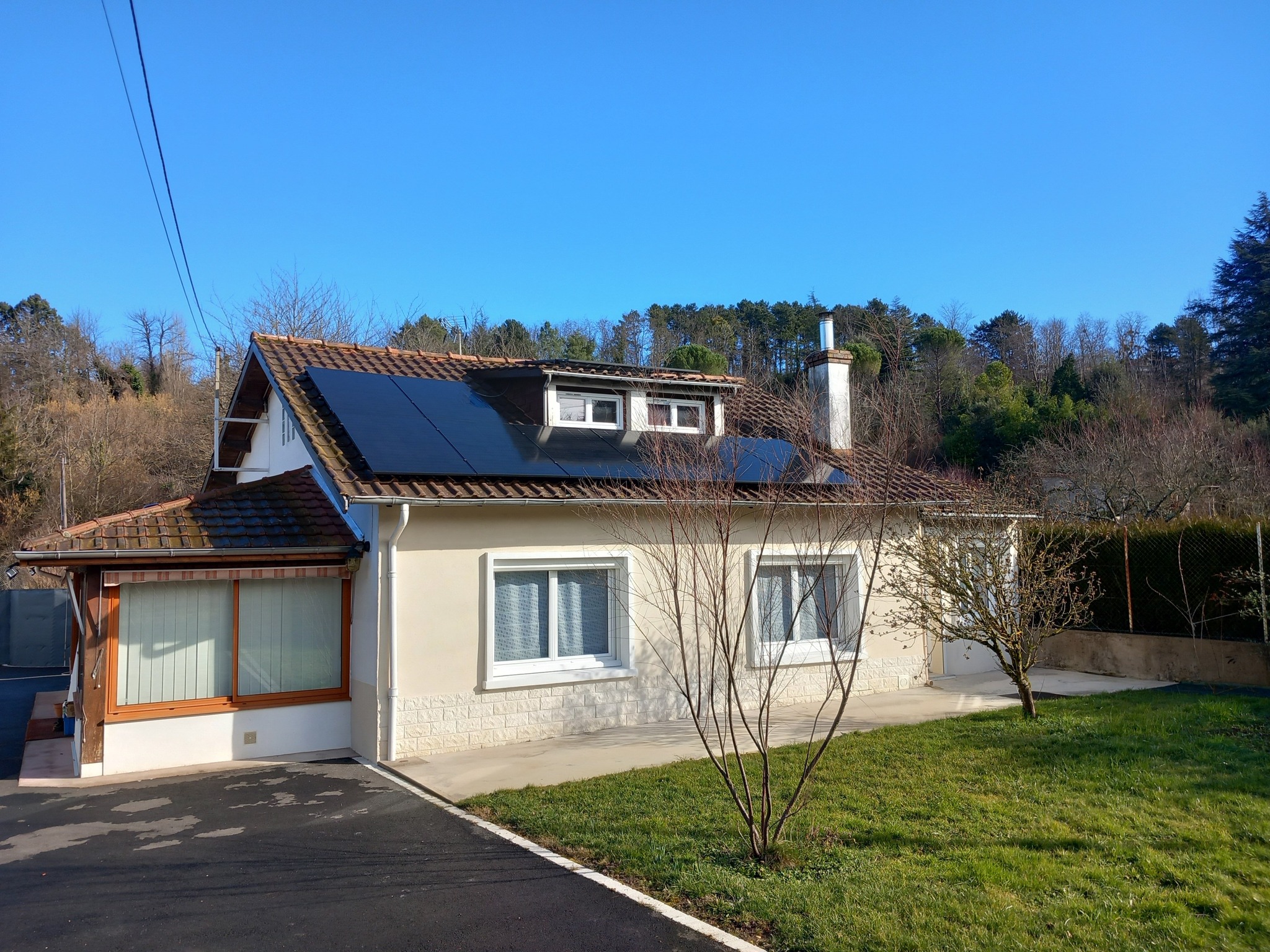 Vue extérieure de la Maison de la Côte Saint-Amand entourée de verdure